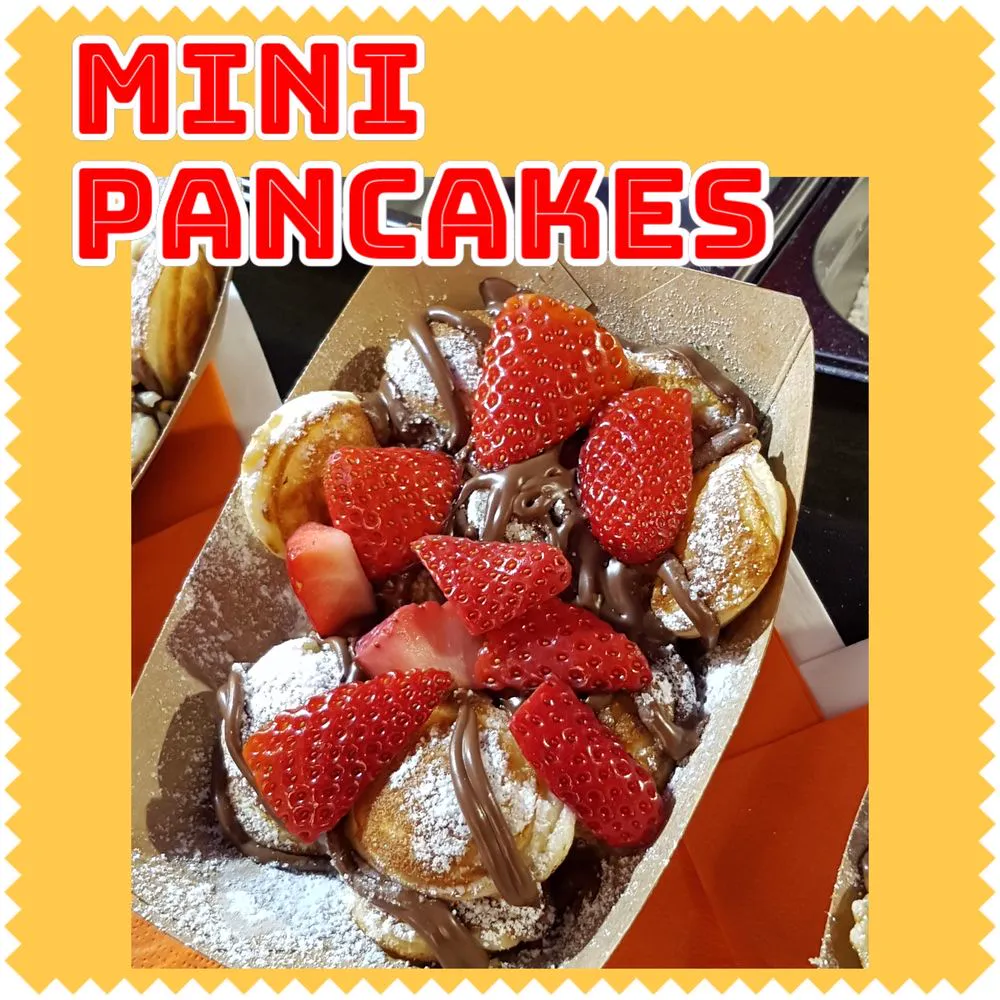 Mini pancakes with strawberries and chocolate