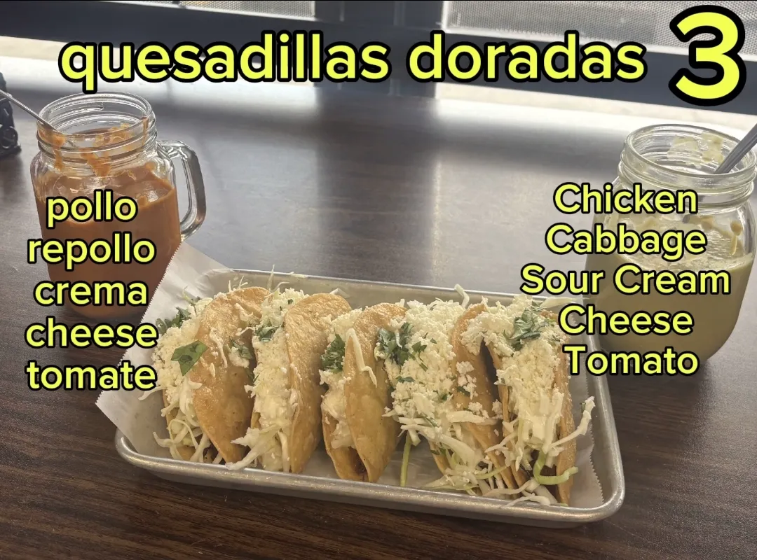 Quesadillas doradas / Fried quesadillas